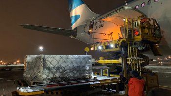 sputnik v: partio de moscu el avion de aerolineas con las dosis de la vacuna