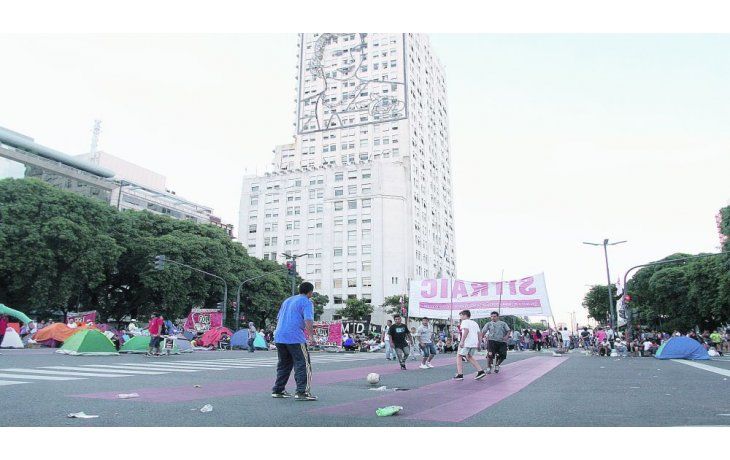 pROTESTA. Los manifestantes cortaron ayer la Av. 9 de Julio y generaron un importante caos vehicular.