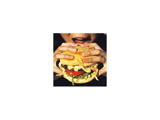 Mientras cierran restoranes por docenas, las cadenas de «fast food» vieron crecer sus ventas en el verano y siguen ampliándose.