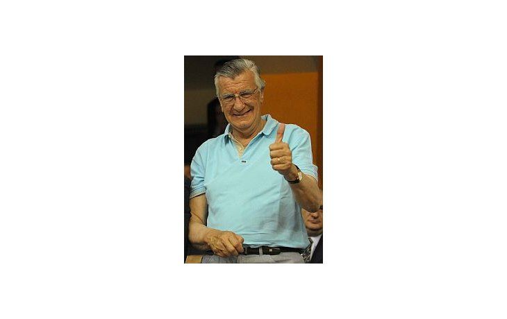 José Luis Gioja levantó el pulgar como gesto de aprobación cuando conoció que sus candidatos habían ganado la elección legislativa en San Juan.