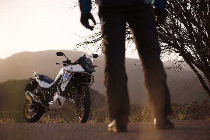 La XL750 Transalp, un modelo legendario que regresó con mejoras, diseño robusto, un motor bicilíndrico de 755 cc, cinco modos de conducción y el sistema HSTC.