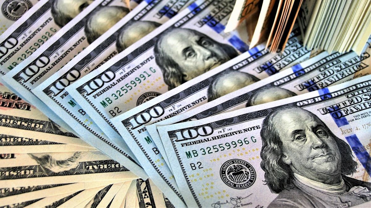 The dollar rose just 0.10% and remains below  for more than a month