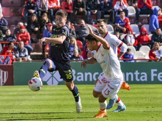 Iguales. Unión y Huracán repartieron puntos y se quedaron sin punta.