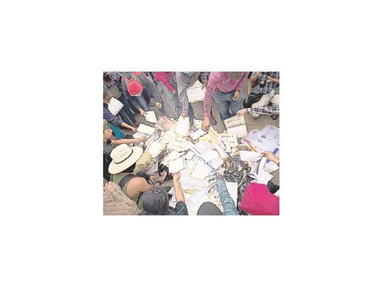 Familiares de los  43 estudiantes desaparecidos en Iguala, estado de Guerrero, quemaron urnas en varios municipios.