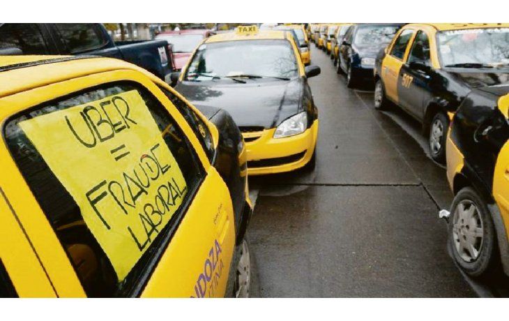 Batalla. Los propietarios de taxis protestaron ayer contra la ley que habilita la App en la provincia. La rebelión contra Uber se materializa en España con ocho días de huelga de taxis.