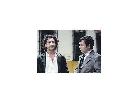 «A quién llamarías» tiene buen elenco y está bien hecha, dentro de su esquema de viñetas casi sin progresión dramática, que tal vez por eso mismo no llega a atrapar al espectador.