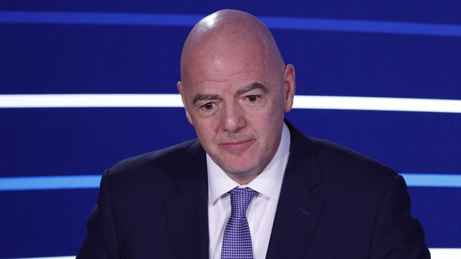 El presidente de la FIFA, Gianni Infantino, durante el congreso de la UEFA, que se realizó el jueves pasado. El ente rector del fútbol mundial consignó en un informe que el fútbol femenino alcanzó un nuevo récord en transferencias.