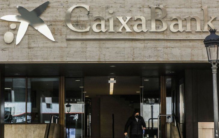 CaixaBank propone el mayor número de despidos en la historia de la banca española.