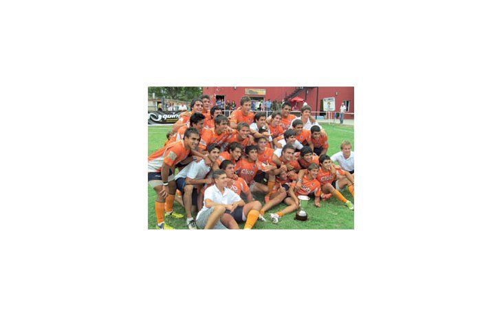 ámbito.com | Premio al trabajo serio. La M17 de los Naranjitas festeja la obtención del título en la cancha de Old Lions. Tucumán, otra vez el mejor.