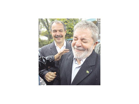 Ríe Luiz Inácio Lula da Silva tras votar en Sao Bernardo do Campo, en el Gran San Pablo. Lo acompaña Aloizio Mercadante, el derrotado candidato del oficialista PT en el principal estado de Brasil.