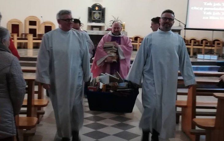 Insólito: sacerdotes quemaron libros de Harry Potter y Crepúsculo por sacrílegos
