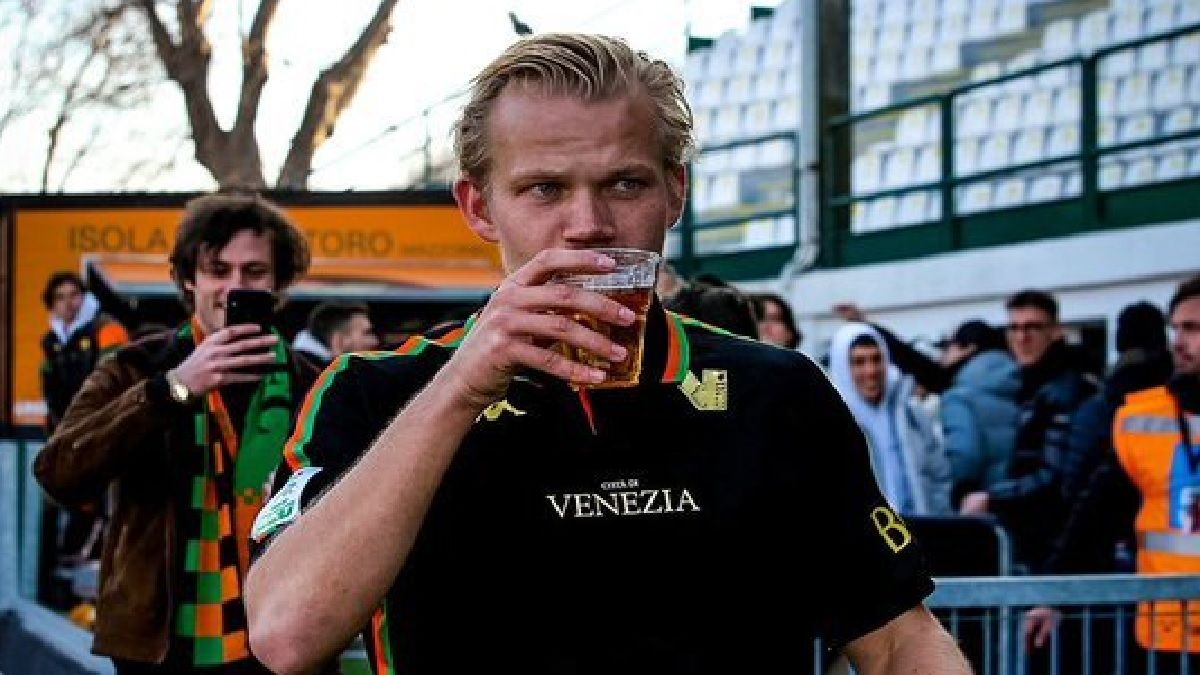Unusual: he was replaced and had a beer in the middle of the playing field