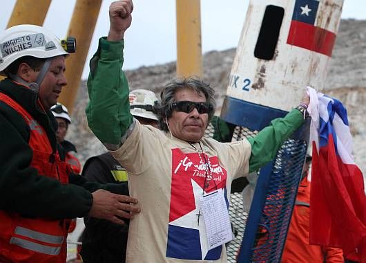 Mario Gómez, el noveno minero que salió a la superficie, festeja