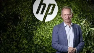 El hombre que pasó de ser un simple pasante al CEO de una de las corporaciones más importantes del mundo. El hombre que pasó de ser un simple pasante al CEO de una de las corporaciones más importantes del mundo.