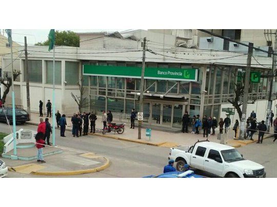 Roban $ 1 millón en salidera y se tirotean con la Policía: hubo dos heridos