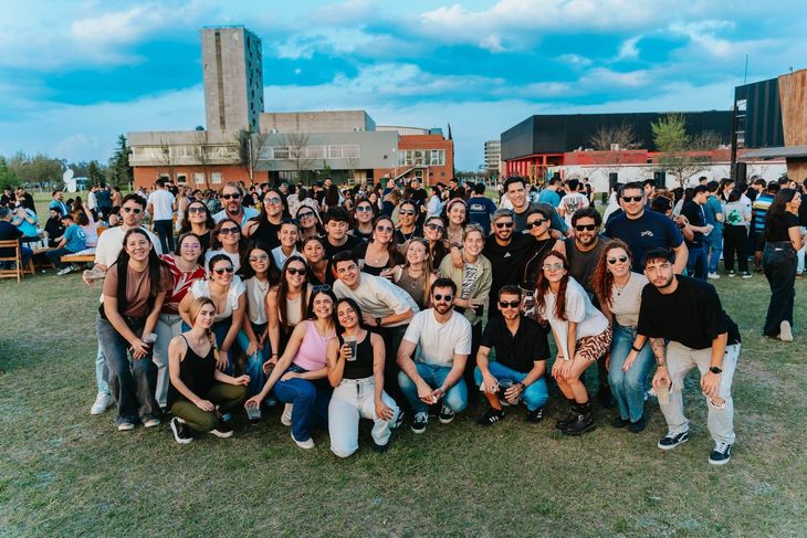 Las organizaciones buscan consolidar liderazgos caracterizados por la cercanía, la escucha activa y la capacidad de acompañar los procesos de cambio. Las organizaciones buscan consolidar liderazgos caracterizados por la cercanía, la escucha activa y la capacidad de acompañar los procesos de cambio.