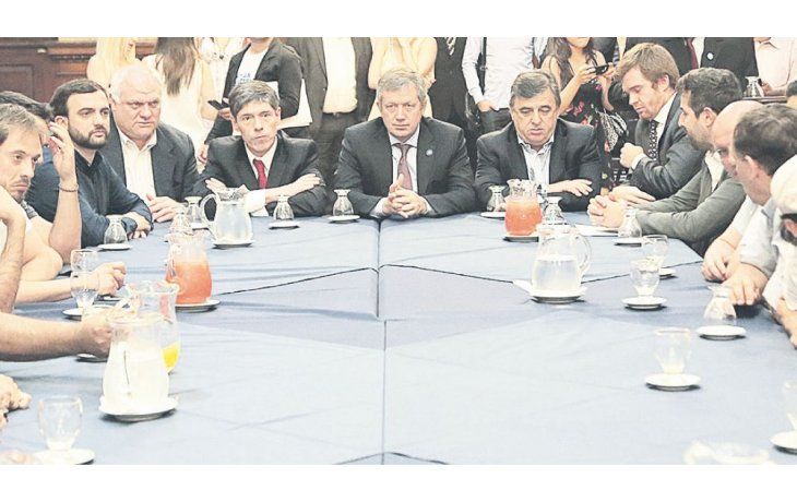 ámbito.com | Acuerdo. El pacto con piqueteros y sindicalistas por la Ley de Emergencia Social se dio ayer en el Congreso. Emilio Monzó, Mario Negri, Nicolás Massot y Juan Manuel Abal Medina (invitado) dieron la cara para firmar la paz de fin de año.