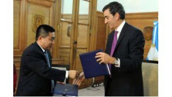 ámbito.com | El ministro de Interior y Transporte, Florencio Randazzo, y el titular de la empresa china CSR, firmaron el contrato para la adquisición de 300 coches nuevos destinados a la renovación completa de los trenes de la Línea Roca, que beneficiará a los pasaj