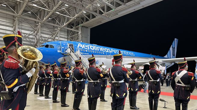 Los Granaderos recibieron al plantel de la Selección argentina al ritmo de "Muchachos" y con alfombra roja en Ezeiza