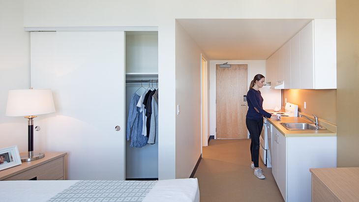 Una estudiante universitaria en Canadá en su departamento. Allí pueden observarse pisos y terminaciones también en madera Una estudiante universitaria en Canadá en su departamento. Allí pueden observarse pisos y terminaciones también en madera