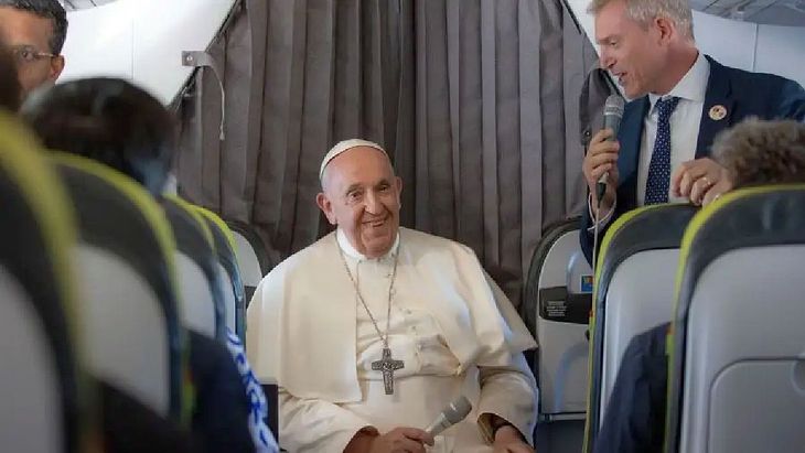 El papa Francisco brindó su habitual conferencia de prensa en pleno vuelo, arriba del avión.  