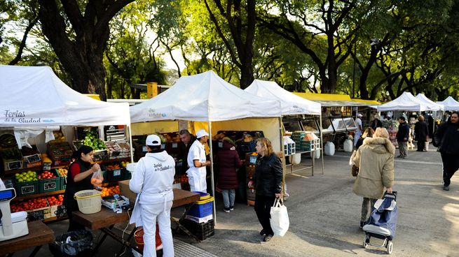 La Ciudad de Buenos Aires cuenta con 24 ferias, que rotan durante toda la semana en 135 emplazamientos distintos que abarcan a las 15 comunas porteñas.