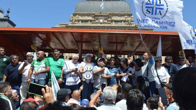 La marcha de la CGT concentró frente a la Casa de Gobierno de Tucumán.