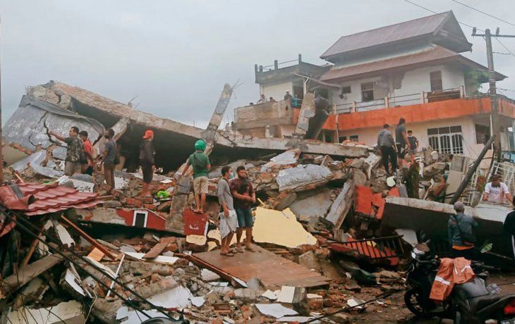 Fuerte sismo golpeó Indonesia: más de 40 muertos y cientos de desaparecidos