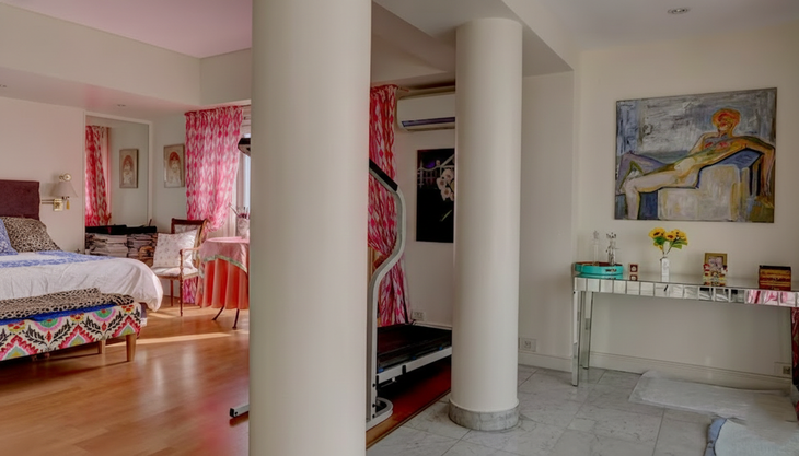 Asi estaba decorado uno de los dormitorios e incluye columnas Asi estaba decorado uno de los dormitorios e incluye columnas