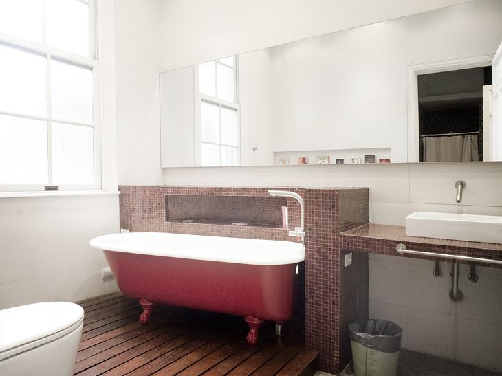 Baño reciclado con impronta moderna que integra bañera exenta y revestimientos; se mantiene la amplitud y la ventilación natural propia de los edificios de estilo francés Baño reciclado con impronta moderna que integra bañera exenta y revestimientos; se mantiene la amplitud y la ventilación natural propia de los edificios de estilo francés