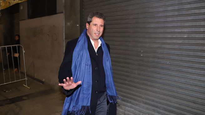 Sergio Uñac, exgobernador sanjuanino y actual senador, llegando a la sede del PJ el martes por la noche.
