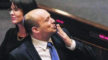 CARA Y CECA. Naftali Bennett y Benjamín Netanyahu, vencedor y derrotado del momento en la política israelí. El primero disfruta su acceso al poder, pero el segundo prometió dar pelea para regresar pronto.