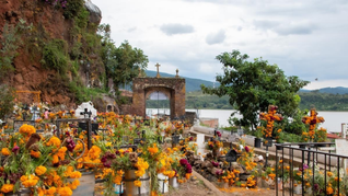 El Gobierno de Michoacán restringe el panteón de Janitzio para turistas. El Gobierno de Michoacán restringe el panteón de Janitzio para turistas.
