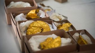 un arqueologo aficionado halla un tesoro previkingo de objetos de oro