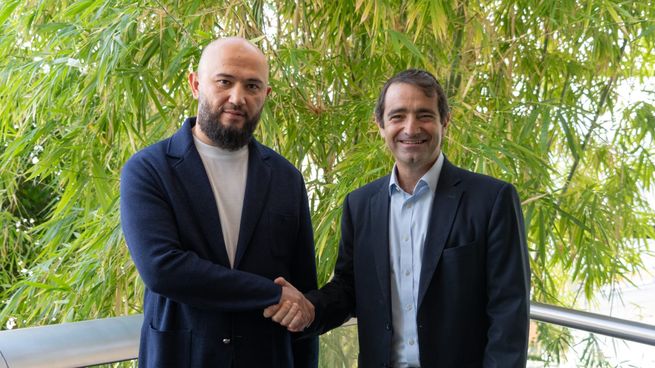 Abdumalik Mirakhmedov, presidente ejecutivo de GDA, y Martín Mandarano, CEO de YPF Luz, tras la firma del convenio.