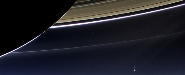 La Tierra, señalada sobre la derecha, un pequeño punto desde Saturno. La Tierra, señalada sobre la derecha, un pequeño punto desde Saturno.
