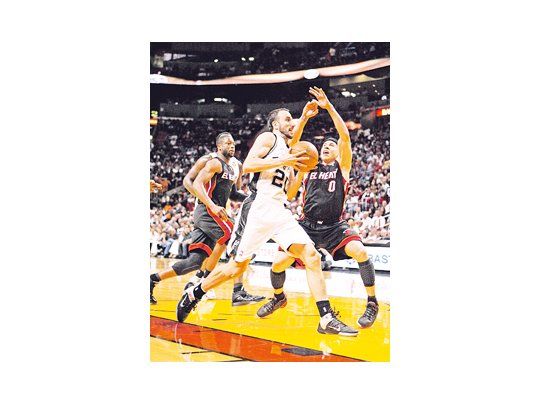 Emanuel Ginóbili ante Mike Bibby en la sorpresiva derrota de los Spurs ante Miami Heat.