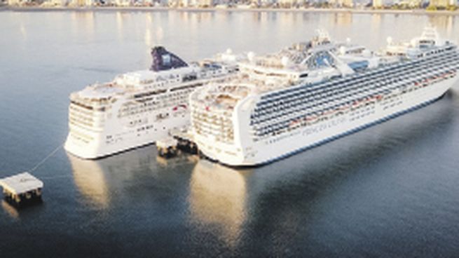 Tendencia. Cada año se incrementa más la actividad de cruceros en Puerto Madryn, con miles de turistas atraídos por las bellezas naturales y el espectáculo de las ballenas.
