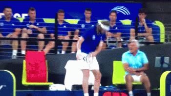 tenista golpeo a su padre con la raqueta y su madre lo reto desde la tribuna