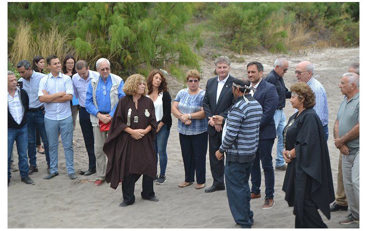 Instantánea. El pampeano Sergio Ziliotto y el ministro de Ambiente, Juan Cabandié, durante una recorrida ayer por el cauce seco del río Atuel. Mañana habrá una reunión clave del organismo regional de manejo del agua.