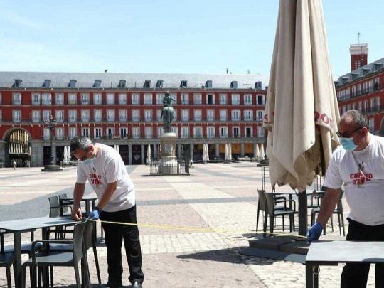 Los bares de Plaza Mayor, en Madrid, se preparan para las nuevas medidas por el rebrote de coronavirus en España.
