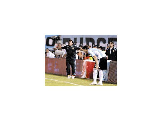 Diego grita el gol del yerno Sergio Agüero, mientras Diego Milito se prepara para entrar. Maradona cada vez más confirma la leyenda que todo lo puede.