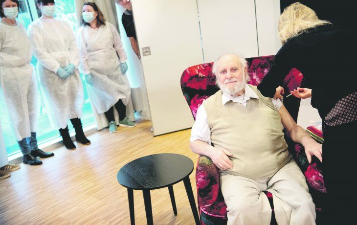 TROPIEZOS. Dinamarca, que ya vacuna a los adultos mayores, es uno de los países europeos que choca con los faltantes que aducen los laboratorios.