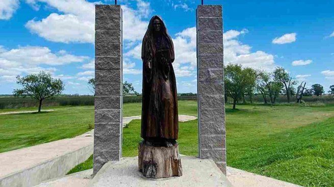 Escultura de madera de Mama Antula en Navarro.