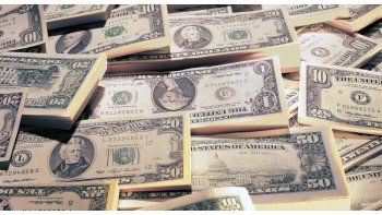 En una rueda volátil, el dólar subió dos centavos a $ 17,69 y anotó su cuarta alza en fila