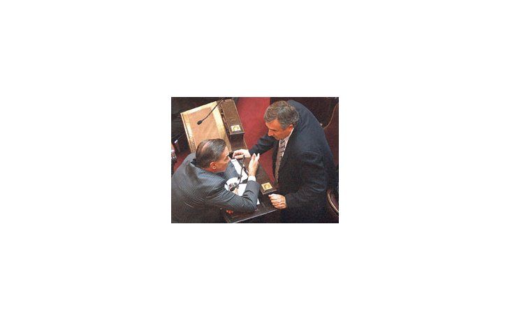Los senadores Miguel Angel Pichetto (FpV) y Gerardo Morales (UCR) discuten en el recinto luego de que el bloque oficialista anunciara que no votaría la ley de alerta y emergencia nacional por la enfermedad.