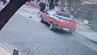 El momento en el que el automovilista atropella al ciclista
