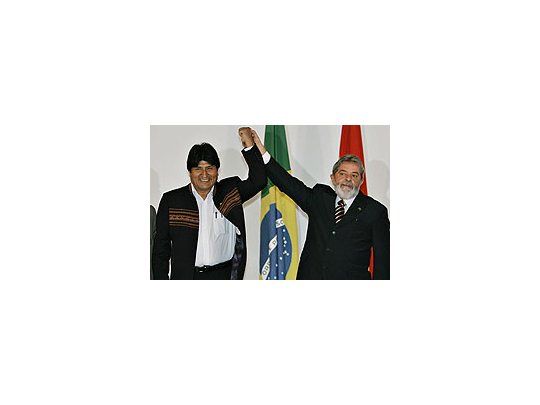 Los mandatarios Evo Morales y Lula da Silva se mostraron tras haber llegado a un acuerdo. El boliviano no pudo ocultar su felicidad.
