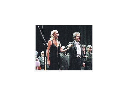 Ute Lemper, anteanoche en el Gran Rex, con el directoringlés Jan Latham Koenig.