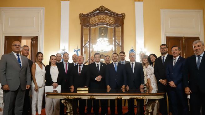 Juan Pablo Valdés, junto al nuevo gabinete de Corrientes.